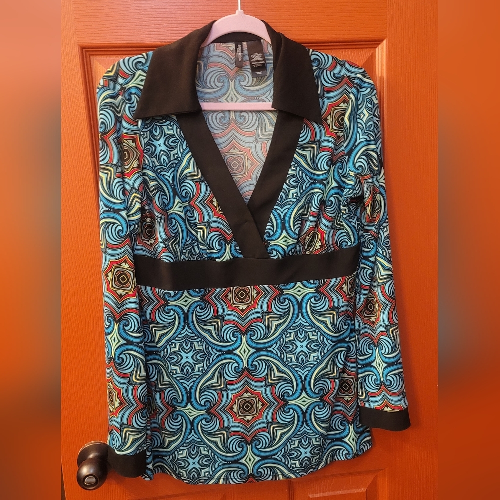 Patterned long sleeved pullover blouse